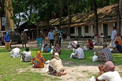 কুড়িগ্রামে সেনাবাহিনীর খাদ্য সহায়তা প্রদান
