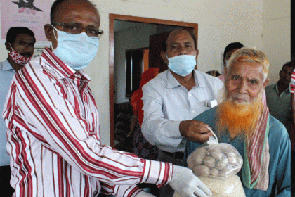 সোনাতলায় ঈদ উপহার ও শিশু খাদ্য বিতরণ

