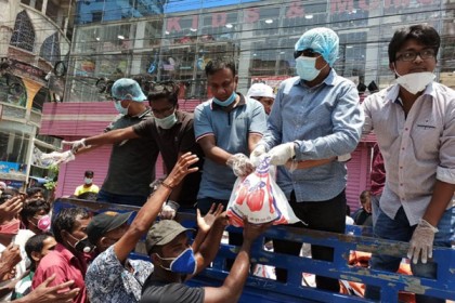 মোহাম্মদপুর ও আদাবরে ছাত্রদলের ত্রাণ বিতরণ