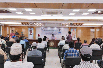 নোয়াখালীতে পৌর মেয়রের প্রণোদনা প্রদান

