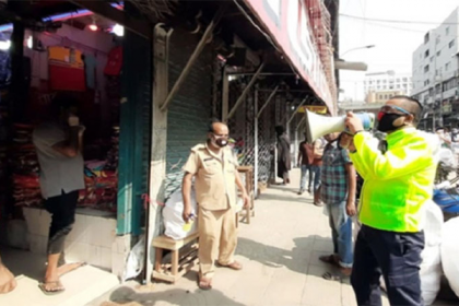 স্বাস্থ্যবিধি না মানায় বঙ্গবাজার বন্ধ করে দিল পুলিশ