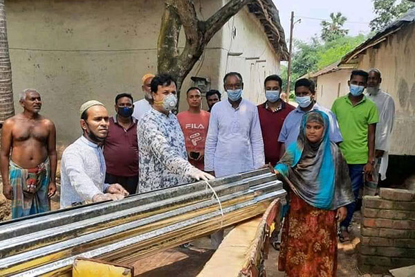 আন্দোলনের সময় নিহত কর্মীর ঘর বানানোর দায়িত্ব নিলেন এমপি মোশারফ