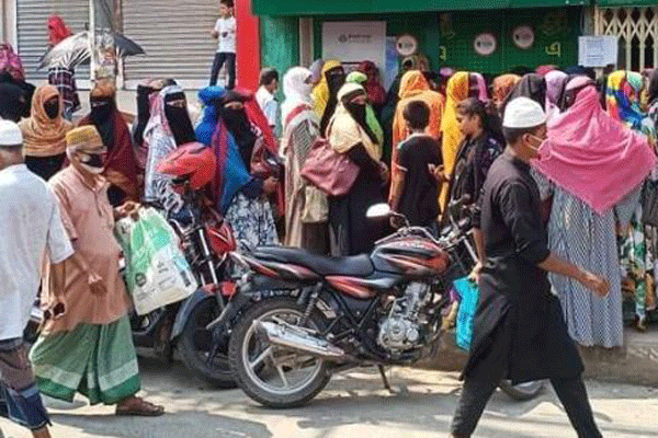 মাদারীপুরে হাট-বাজারে উপচে পড়া ভিড়
