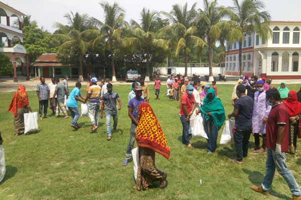 নাটোরে কর্মহীনদের মাঝে খাদ্যসামগ্রী বিতরণ 