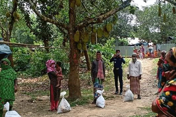 গাজীপুরে হতদরিদ্র ও বস্তিবাসীর মধ্যে ত্রাণ সামগ্রী বিতরণ  

