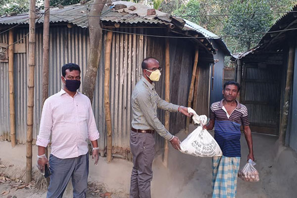 ৩৩৩ নম্বরে ফোন পেয়ে বগুড়ায় নিম্ন আয়ের মানুষের ঘরে খাদ্য পৌঁছে 
দিচ্ছেন ইউএনও