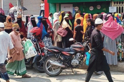 মাদারীপুরে হাট-বাজারে উপচে পড়া ভিড়
