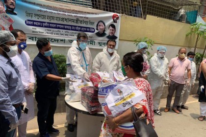 হিজড়া সম্প্রদায়ের মানুষের মাঝে প্রধানমন্ত্রীর ঈদ উপহার বিতরণ করল যুবলীগ