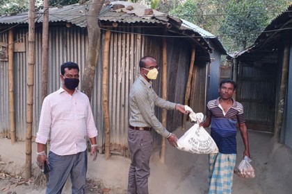 ৩৩৩ নম্বরে ফোন পেয়ে বগুড়ায় নিম্ন আয়ের মানুষের ঘরে খাদ্য পৌঁছে 
দিচ্ছেন ইউএনও