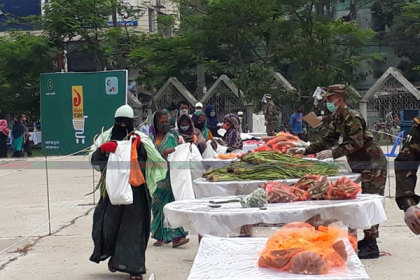 চট্টগ্রামে এক মিনিটের ‘ফ্রি বাজার’ সেনাবাহিনীর