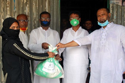 বোয়ালমারীতে জেলা পরিষদের ত্রাণ বিতরণ   