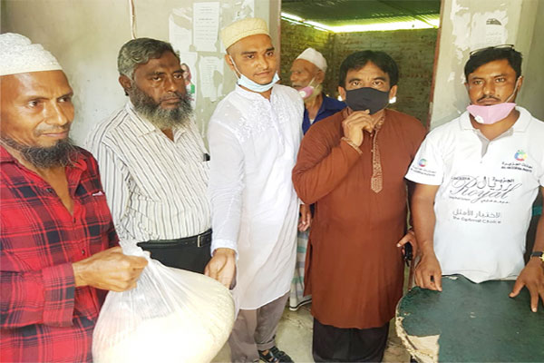 নাঙ্গলকোটে মধ্যবিত্ত পরিবারে খাদ্যসামগ্রী বিতরণ