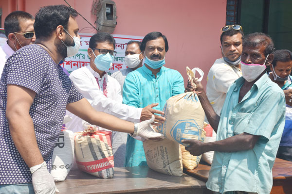 রাজবাড়ীতে কর্মহীনদের মাঝে খাদ্যসামগ্রী বিতরণ

