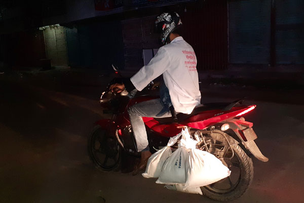 মাগুরায় কর্মহীন মানুষের পাশে টানা ৪৫ দিন যুবলীগের হটলাইন টিম