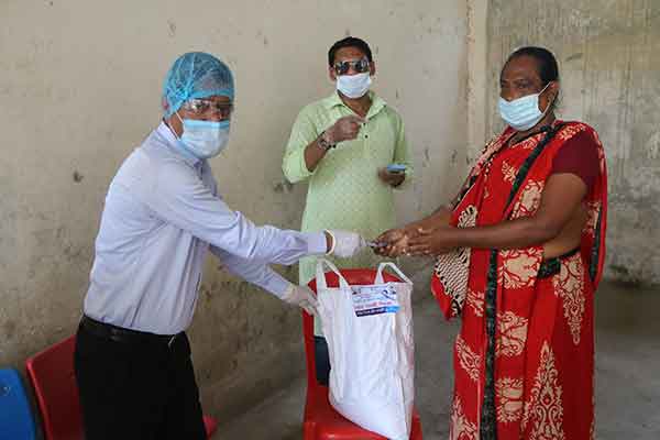 নোয়াখালীতে হিজরা, ধোপাসহ অসহায়দের মাঝে খাদ্য সামগ্রী বিতরণ