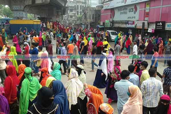 টঙ্গীতে বকেয়া বেতনের দাবিতে সড়ক অবরোধ, ভাঙচুর