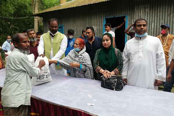 মায়ের ইচ্ছাপূরণে নাগরপুরে ঈদ উপহার নিয়ে সাংসদ ছোট মনির