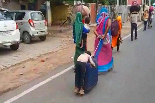 অবুঝ শিশুকে নিয়ে অসহায় মায়ের দুর্বিষহ ৮০০ কিলোমিটারের পথ পাড়ি!