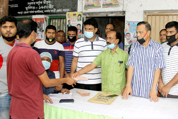 বগুড়ায় নিম্ন আয়ের মানুষের মাঝে 
এমপি সিরাজের নগদ সহায়তা প্রদান 

