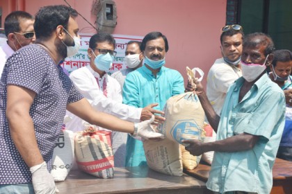 রাজবাড়ীতে কর্মহীনদের মাঝে খাদ্যসামগ্রী বিতরণ
