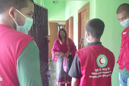 বাগেরহাটে যুব রেডক্রিসেন্টর খাদ্যপণ্য ও ব্যাংক লেনদেন সেবা