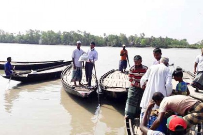 বাগেরহাটে দরিদ্র মাঝিমাল্লাদের মাঝে বিএনপি নেতার খাদ্য সহয়তা