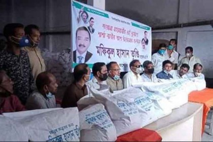 শার্শায় সাবেক সাংসদ তৃপ্তির ত্রাণ বিতরণ