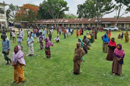 নাটোরে কর্মহীন মানুষের মাঝে বিএনপির খাদ্যসামগ্রী বিতরণ
