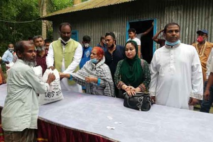 মায়ের ইচ্ছাপূরণে নাগরপুরে ঈদ উপহার নিয়ে সাংসদ ছোট মনির