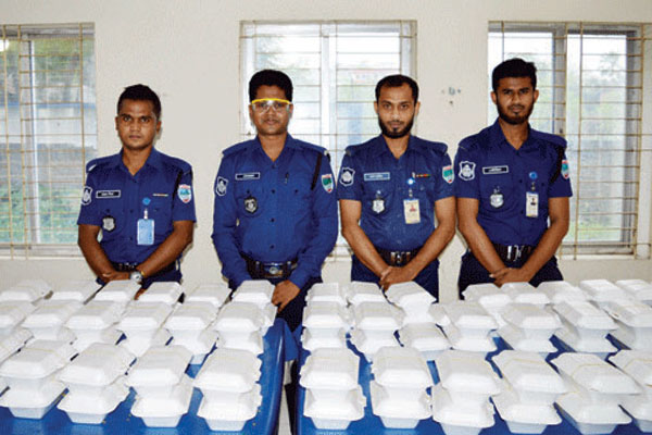 বোনাসের টাকায় অসহায়দের ইফতার করাচ্ছেন ৪ পুলিশ সদস্য
