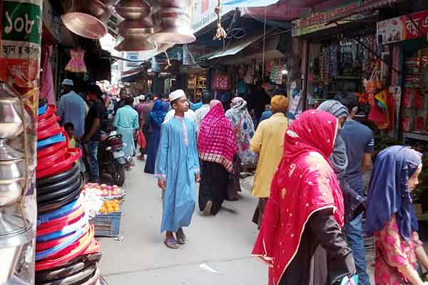 লাকসামে মুদাফরগঞ্জ বাজারে জনস্রোত, স্বাস্থ্যবিধি মানছেন না কেউ