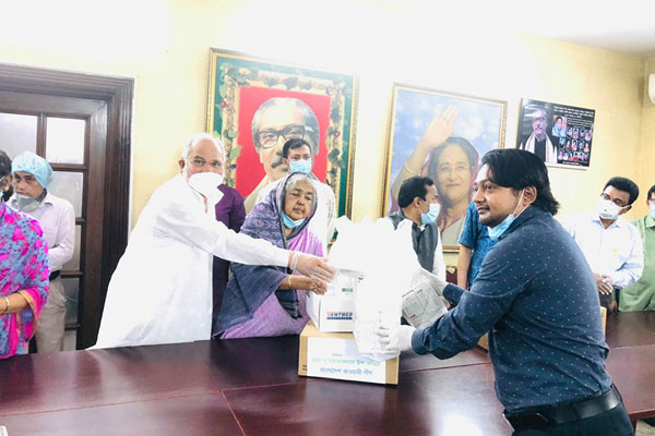 শেখ হাসিনার পক্ষ থেকে ত্রাণ কমিটির চিকিৎসা ও করোনা প্রতিরোধ সামগ্রী  বিতরণ 