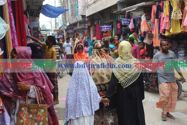 দোকানে ক্রেতাদের উপচেপড়া ভিড়, ঝুঁকিতে দিনাজপুরবাসী