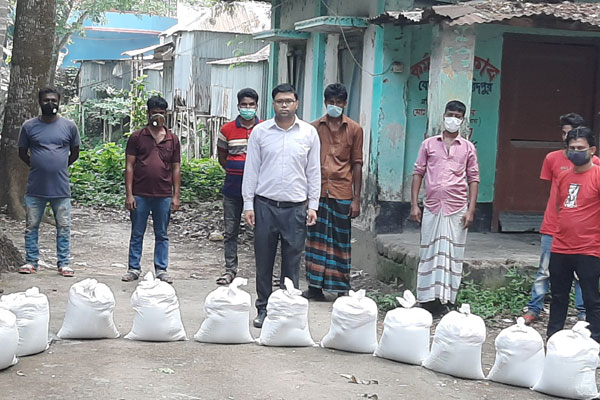 বোয়ালমারীতে ডেকোরেটর শ্রমিকদের মাঝে ত্রাণ বিতরণ