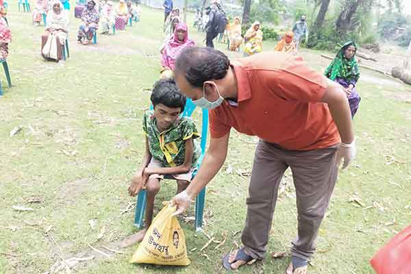 জমি বন্ধকের টাকায় ঈদ সামগ্রী বিতরণ করছেন রাবি ছাত্রলীগের সাবেক নেতা
