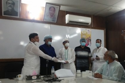 'অপরের বিরুদ্ধে সমালোচনা না করে আসুন অসহায়দের পাশে দাঁড়াই'