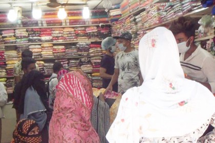 বাগেরহাটে দোকানপাটে উপচে পড়া
ভিড়