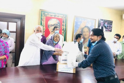 শেখ হাসিনার পক্ষ থেকে ত্রাণ কমিটির চিকিৎসা ও করোনা প্রতিরোধ সামগ্রী  বিতরণ 