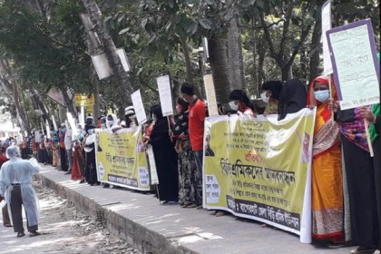 করোনার থাবায় দুর্দিনে বিড়ি শ্রমিকরা