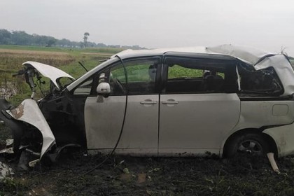 বড়াইগ্রামে মাইক্রোবাস উল্টে খাদে, আহত ৫