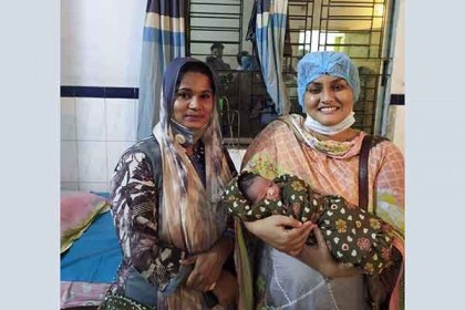 অসহায় গর্ভবতীকে হাসপাতালে নিয়ে ডেলিভারি করালেন নারী কাউন্সিলর