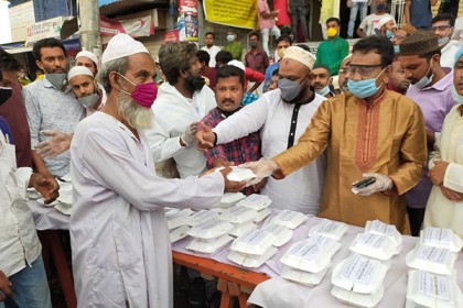 রাজধানীতে স্বেচ্ছাসেবকলীগ নেতার ইফতার বিতরণ