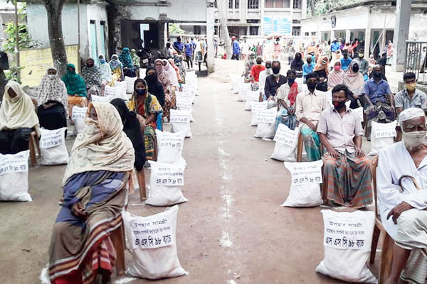 মিঠামইনে দরিদ্র মানুষের মাঝে ঈদ উপহার বিতরণ