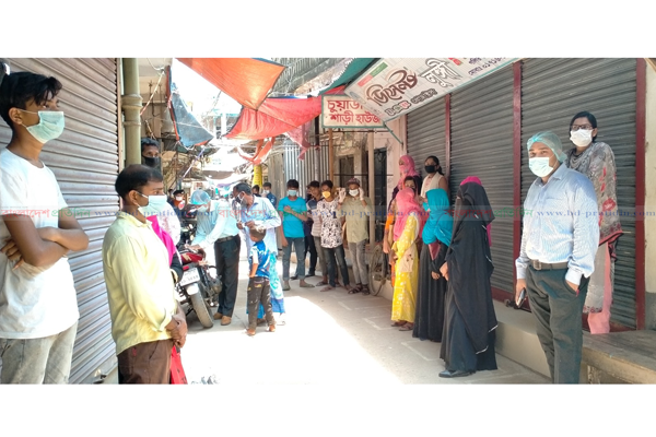 ঈদের পোশাক কিনতে এসে জরিমানা গুণলেন ক্রেতা