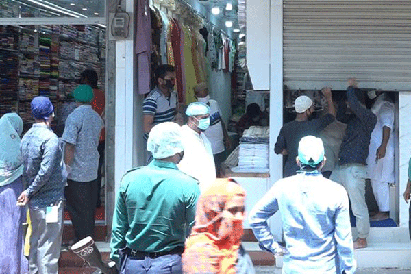 বরিশালে ১০ ক্রেতা ও ৩ দোকানিকে জরিমানা

