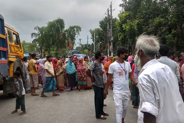 ত্রাণের দাবিতে দিনাজপুরে 
মহাসড়ক অবরোধ