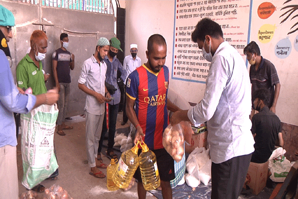 বরিশালে টিসিবির ন্যায্য মূল্যের পণ্যে খুশি ক্রেতারা

