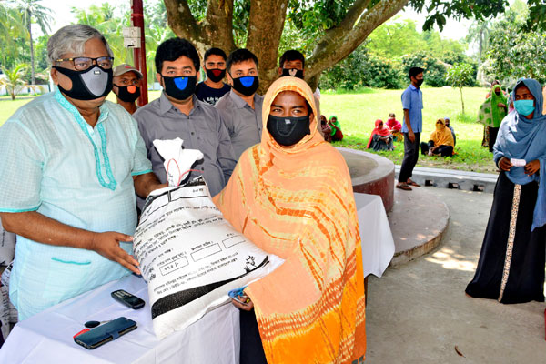 বগুড়ায় প্রান্তিক মানুষের মাঝে খাদ্যসামগ্রী বিতরণ