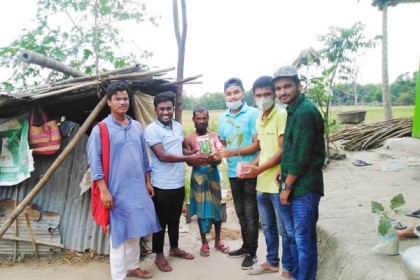 লাকসামে কৃষকদের মাঝে ফলজ চারা ও সবজির বীজ বিতরণ