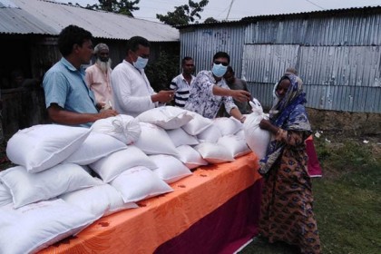 নাটোরের কর্মহীন পরিবারে ঈদসামগ্রী বিতরণ
